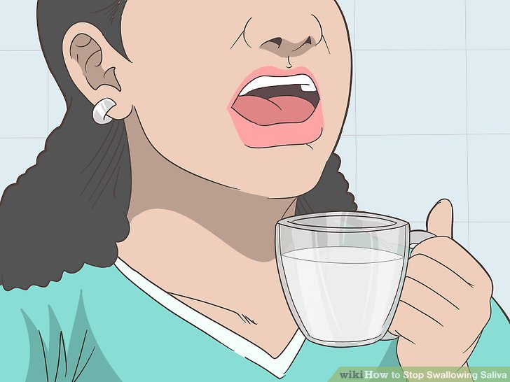 Dùng nước muối ấm hoặc nước xịt họng để giảm cơn đau trong thời gian ngắn