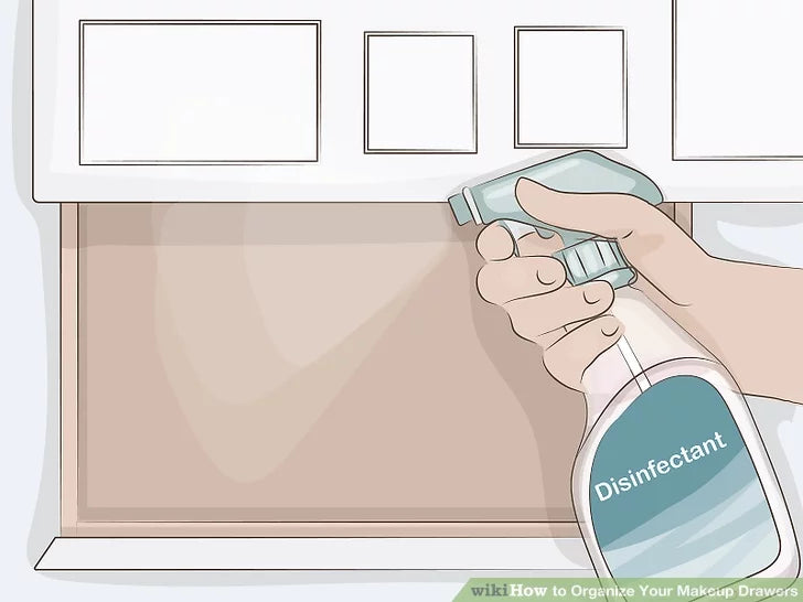 Bước 1: Làm sạch các ngăn kéo và hộp đựng bằng bình xịt khử trùng.