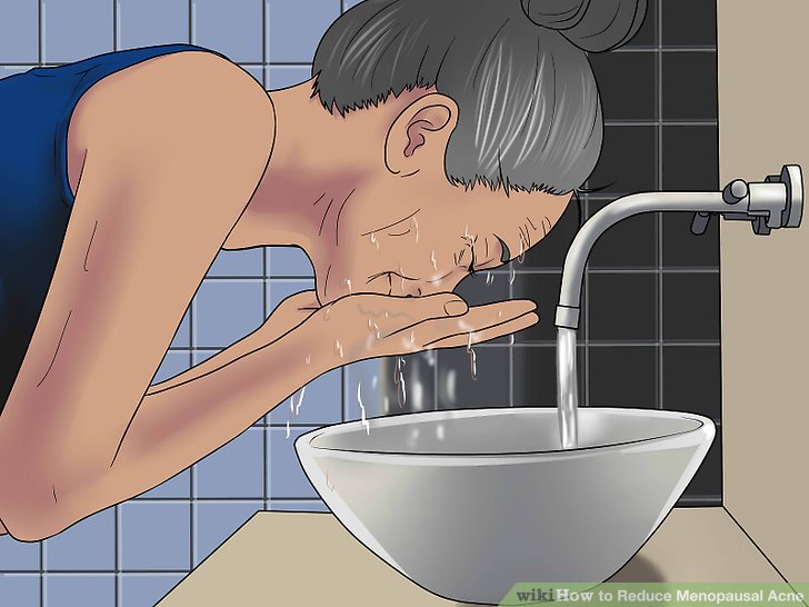 Bước 1: Tẩy trang và rửa mặt sạch trước khi đi ngủ
