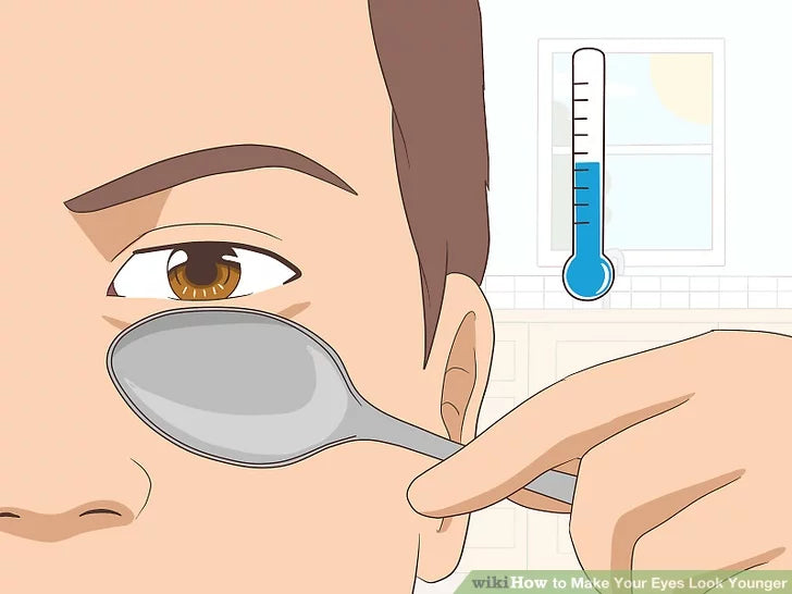 Đặt một chiếc thìa kim loại lạnh lên vùng da dưới mắt của bạn để giảm bớt bọng mắt