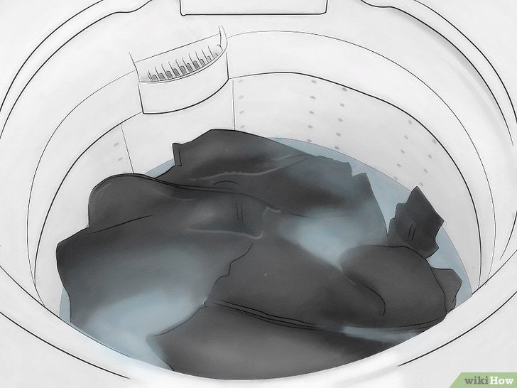Bước 1: Cho quần áo vào máy giặt là cách đơn giản nhất để nhuộm màu chúng bằng cà phê.