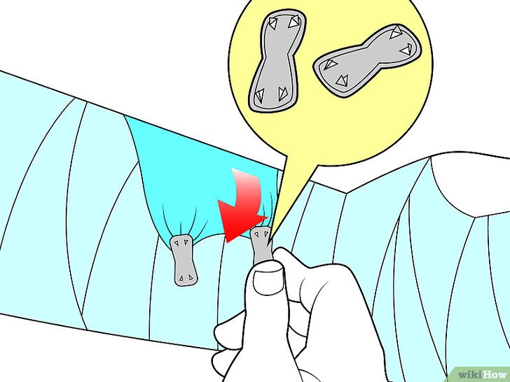 Bước 4: Sử dụng ghim kẹp hoặc phần cuối tự dính để giữ cho băng không bị tuột ra.