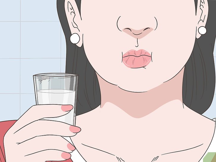 Bước 1: Súc miệng bằng nước muối sinh lý là một biện pháp đơn giản nhưng hiệu quả để làm dịu miệng khi bị viêm do niềng răng.