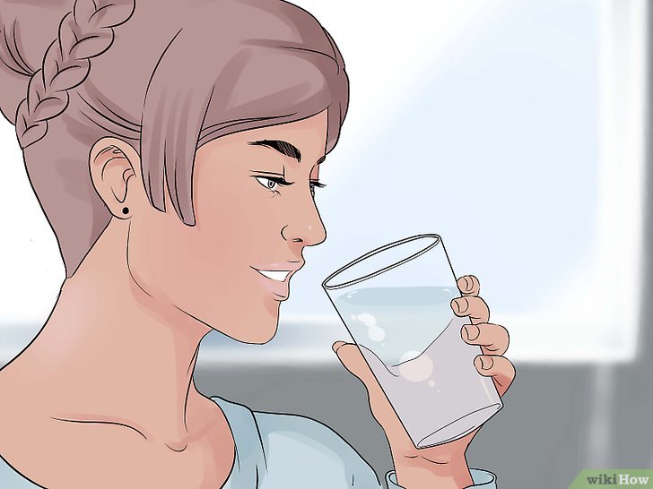 Bước 3: Uống nhiều nước là một trong những cách đơn giản nhưng hiệu quả để chăm sóc bản thân khi bị sốt.