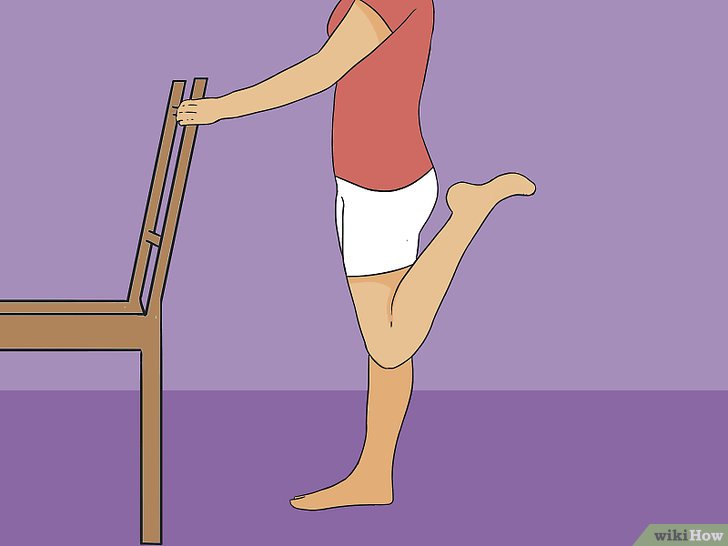 Bước 4: Đá gót chạm mông là một bài tập thể dục đơn giản nhưng hiệu quả để tăng cường sức mạnh và độ linh hoạt của cơ bắp đùi và mông.