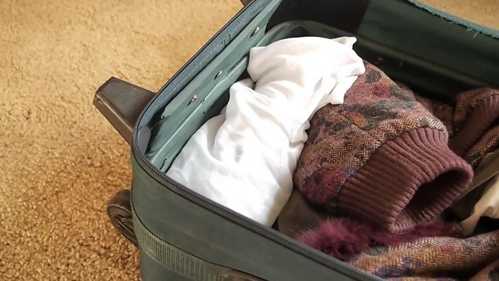 Bước 2: Túi đựng giày là một vật dụng hữu ích khi bạn đi du lịch.