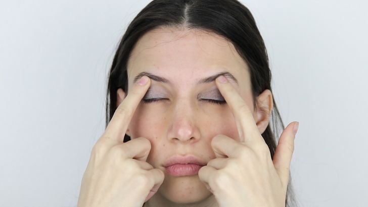 Bước 4: Kéo giãn mí mắt là một bài tập đơn giản nhưng hiệu quả để cải thiện sức khỏe và nhan sắc của đôi mắt.