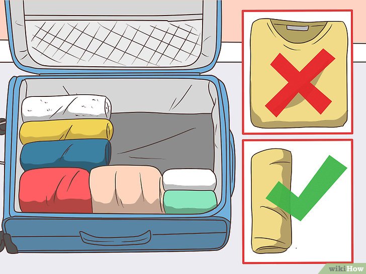 Bước 5: Một cách hiệu quả để sắp xếp quần áo trong vali là cuộn chúng lại.
