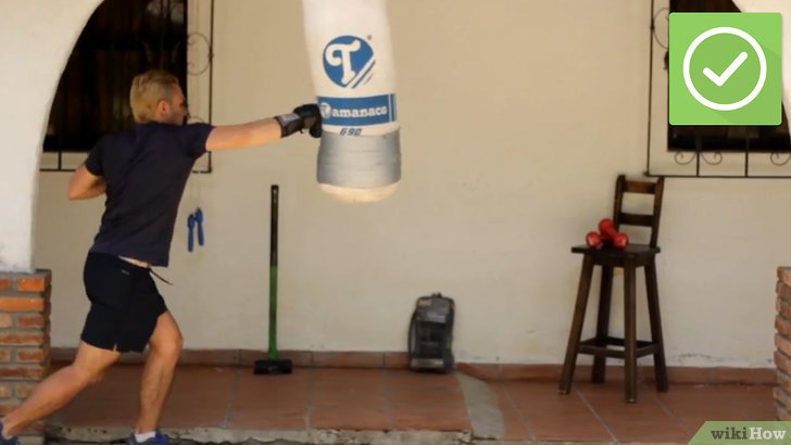 Bước 2: Bao cát đấm bốc là một dụng cụ tập luyện không thể thiếu cho những người yêu thích võ thuật.