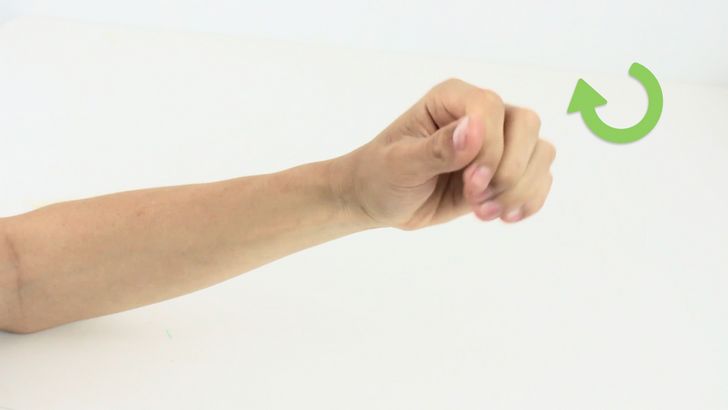 Bước 1: Làm ấm cổ tay là một bước quan trọng để phòng ngừa chấn thương và tăng hiệu quả tập luyện cho cơ cổ tay.