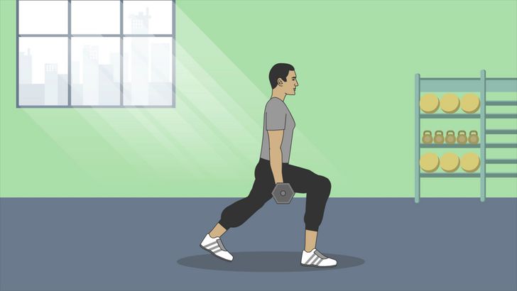 Bước 2: Bước chùng chân với tạ đơn là một bài tập hiệu quả để cải thiện sức mạnh và độ săn chắc của cơ tứ đầu, cơ quan trọng trong việc duy trì thăng bằng và hỗ trợ đầu gối.