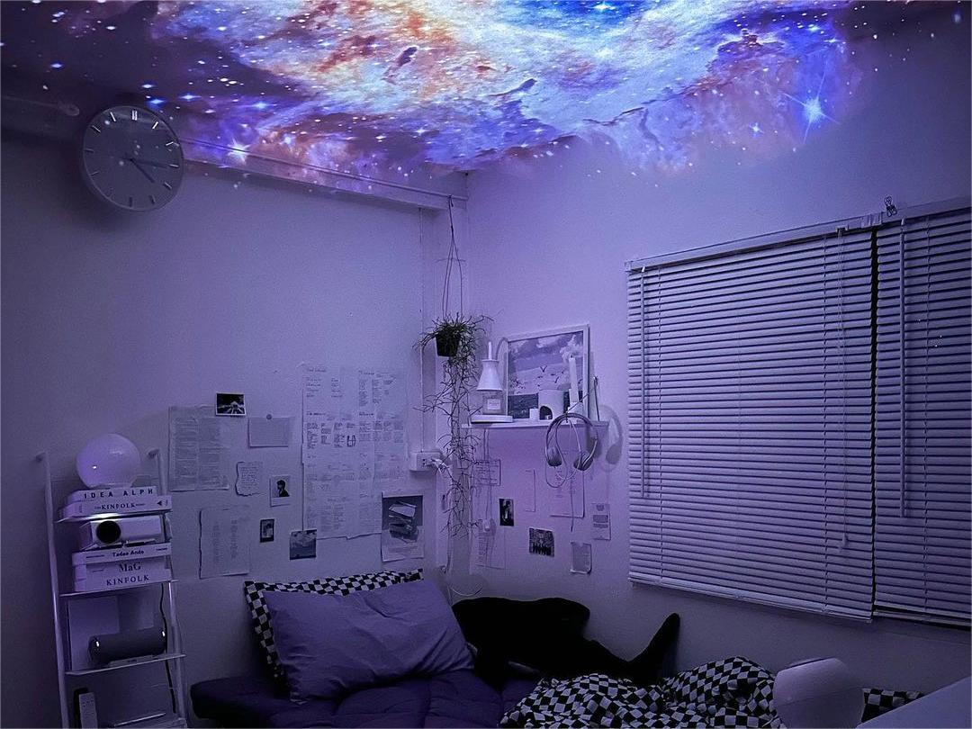 Galaxy Projector Makes the Bedroom Ceiling Like A Galaxy