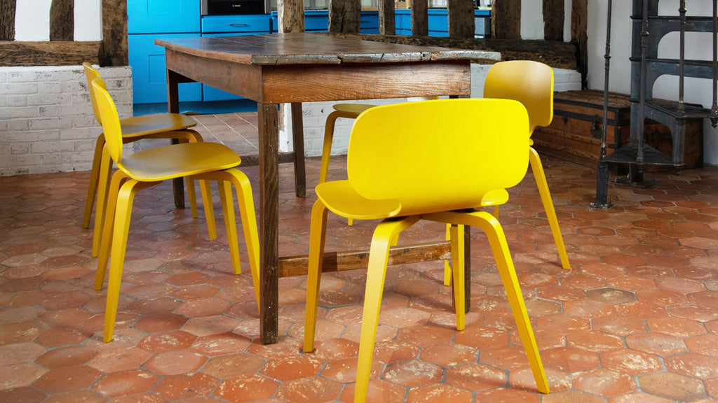 chaises en bois colorées
