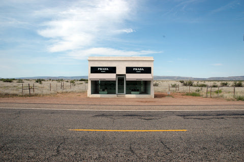 Pop-up store prada, pop-up store nel deserto, negozio temporaneo esempi