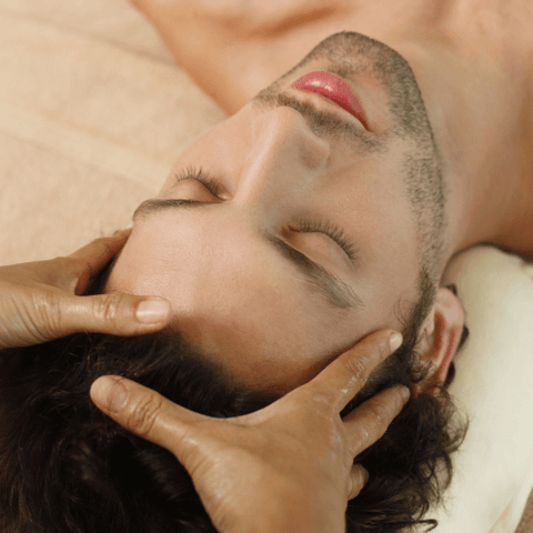 massage cheveux techniques pour limiter la chute des cheveux et en accélérer la pousse