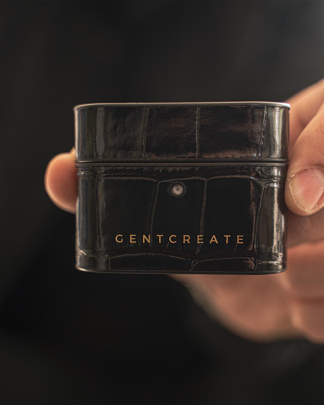 Homme tenant un étui Airpods Pro en cuir noir par Gentcreate