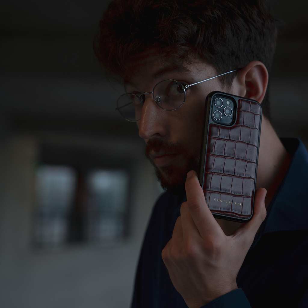 Homme tenant une coque de téléphone GENTCREATE