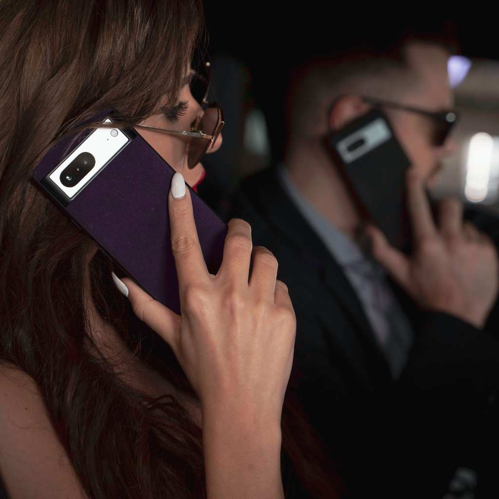 Mann und Frau telefonieren in einem Luxusauto
