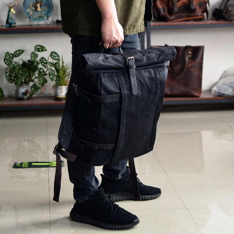 Άνδρας που κρατά Urban Vintage Backpack Gentcreate