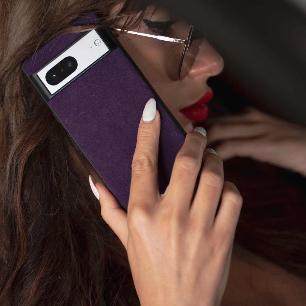 Mujer sosteniendo Google Pixel 7 en una funda de teléfono Purple Alcantara de Gentcreate