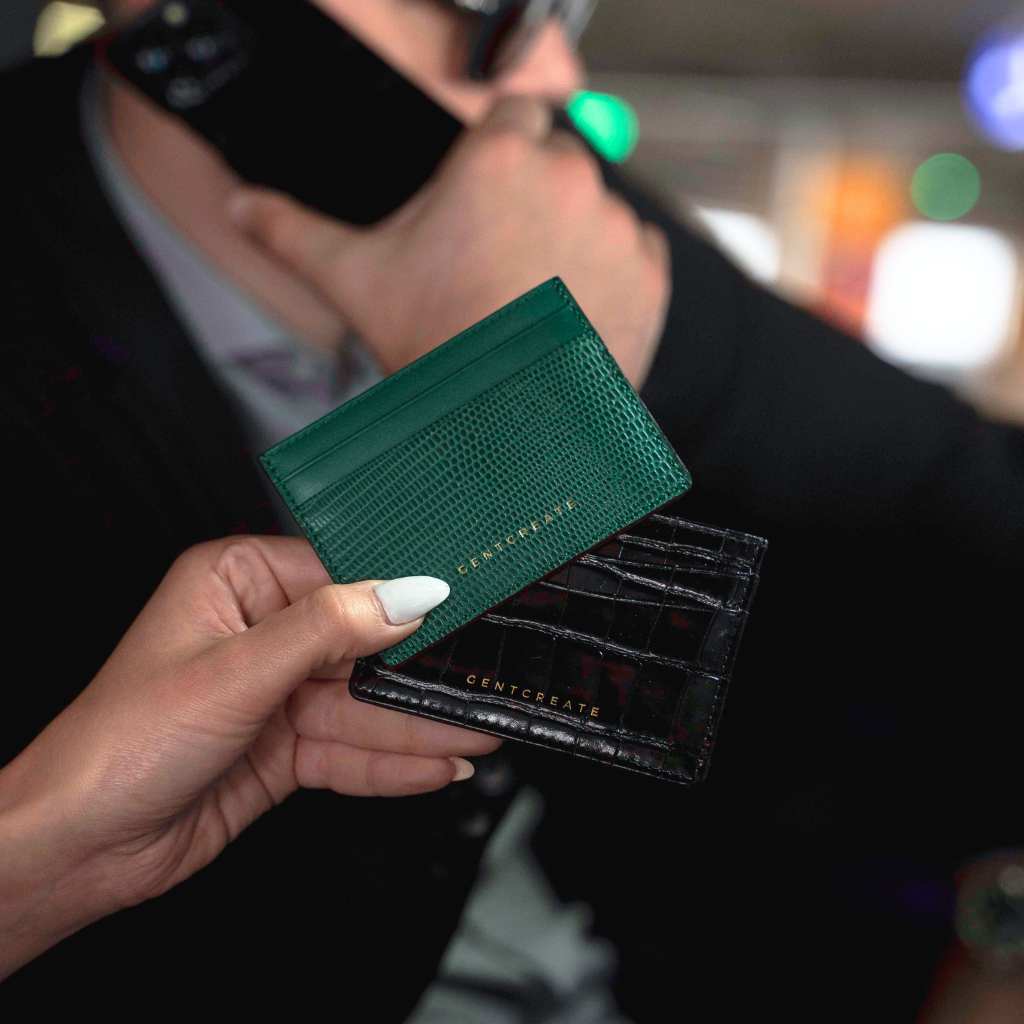 Femme tenant un portefeuille et un porte-carte