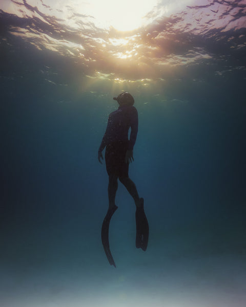 L'uomo a immersione libera sta uscendo dall'acqua