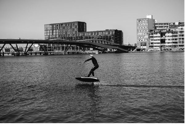 Der Mann fährt Waydoo Efoil auf dem Rivier