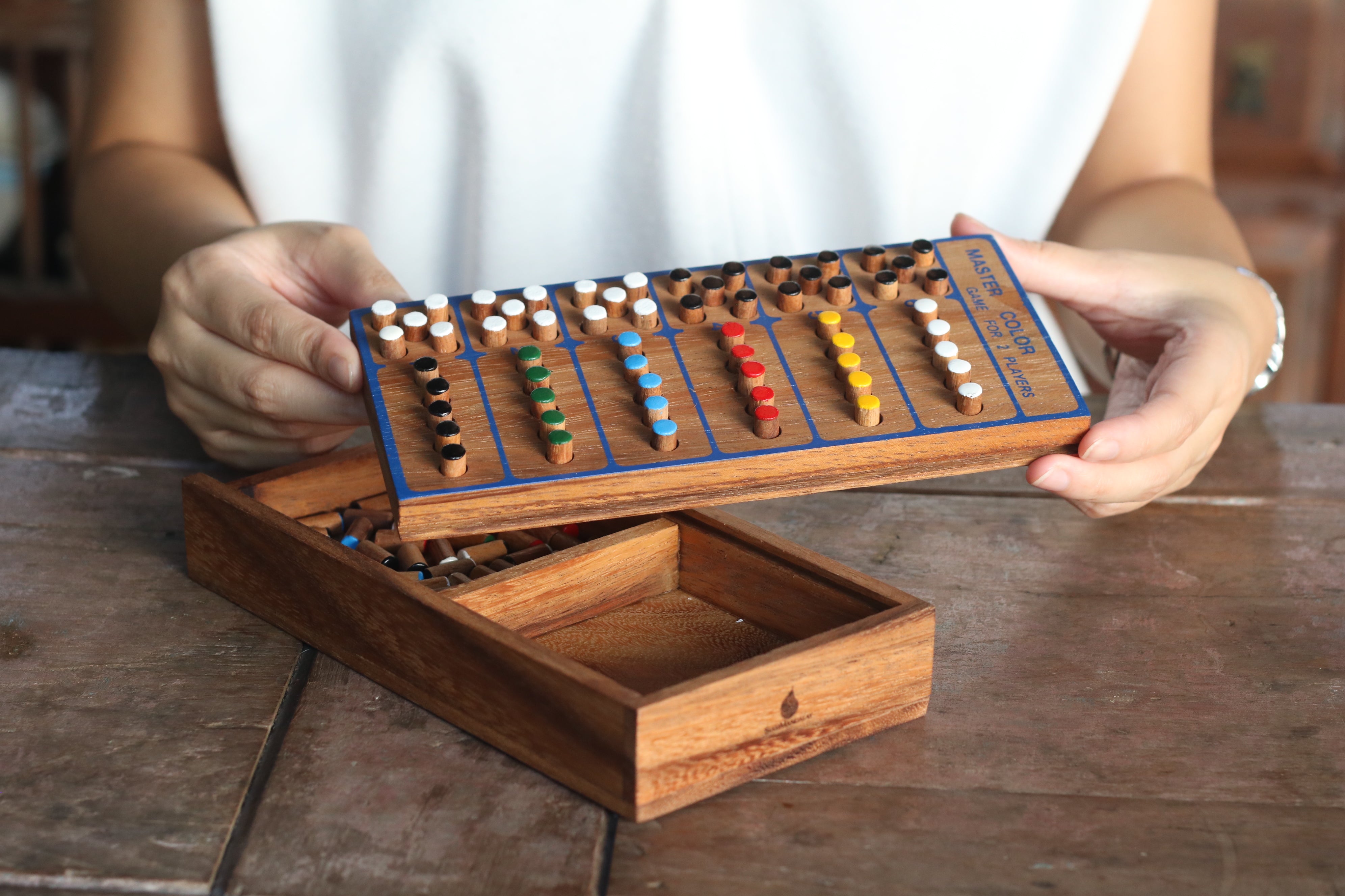 Color Quiz - The Wooden Peg Mastermind Game