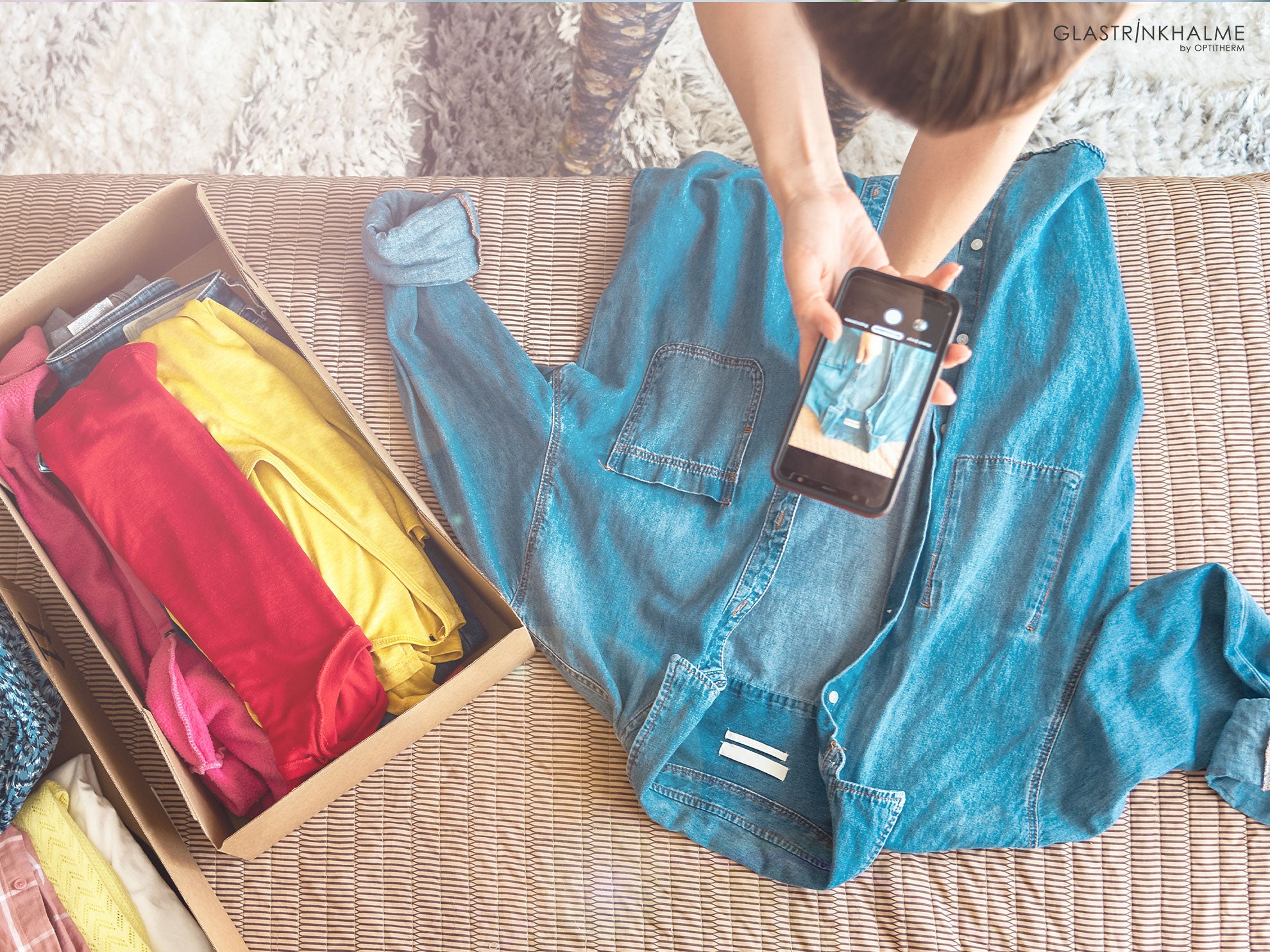 Gebrauchte Kleidungsstücke werden mit einem Smartphone fotografiert