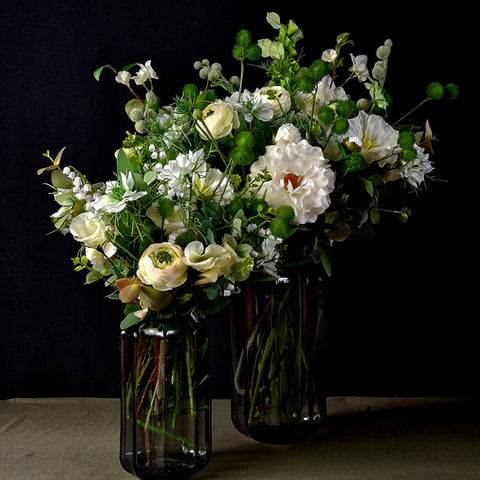 fiori artificiali bianchi, sia deco, ranuncolo, semi di bardana, malvarosa, eucalipto, vasi trasparenti neri, fascia alta, 60 anni Sia