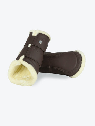 Brushing boots with elastic velcro fastening straps. The boots have a vegan leather surface and a padded patch on the inside for protection, and are fully lined with white faux fur. Front legs have two fastening straps and hind legs have three – all with one PS logo stud. 4-pack.