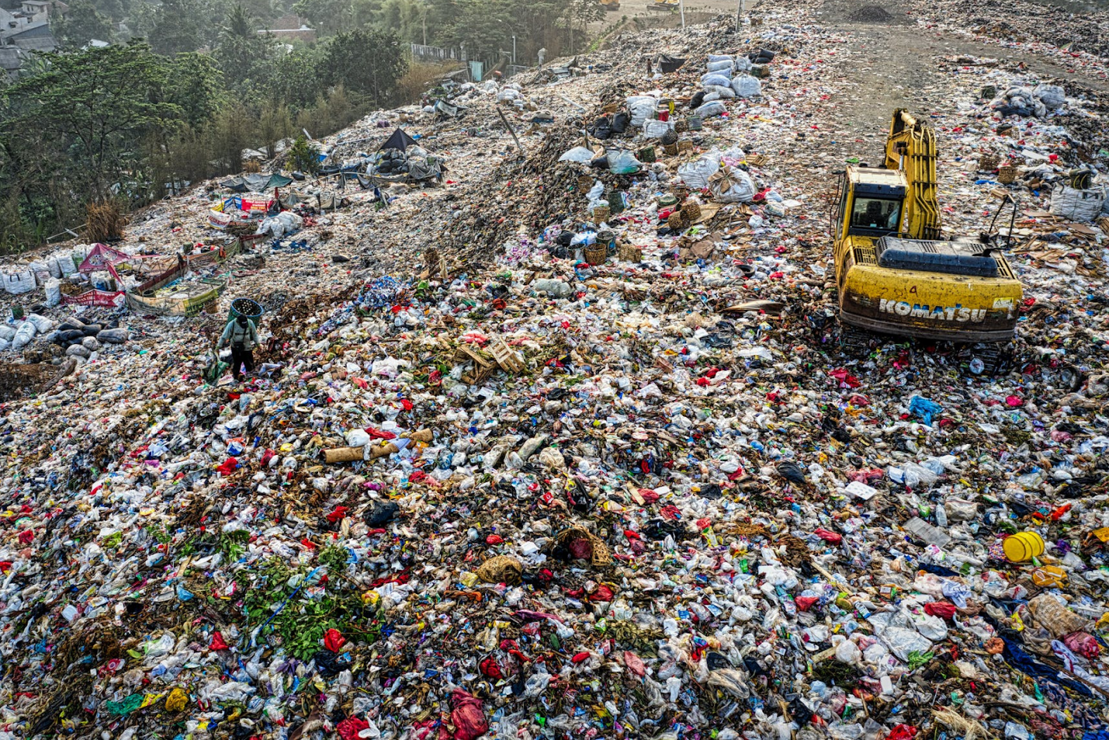 Une vue aérienne des déchets de la décharge