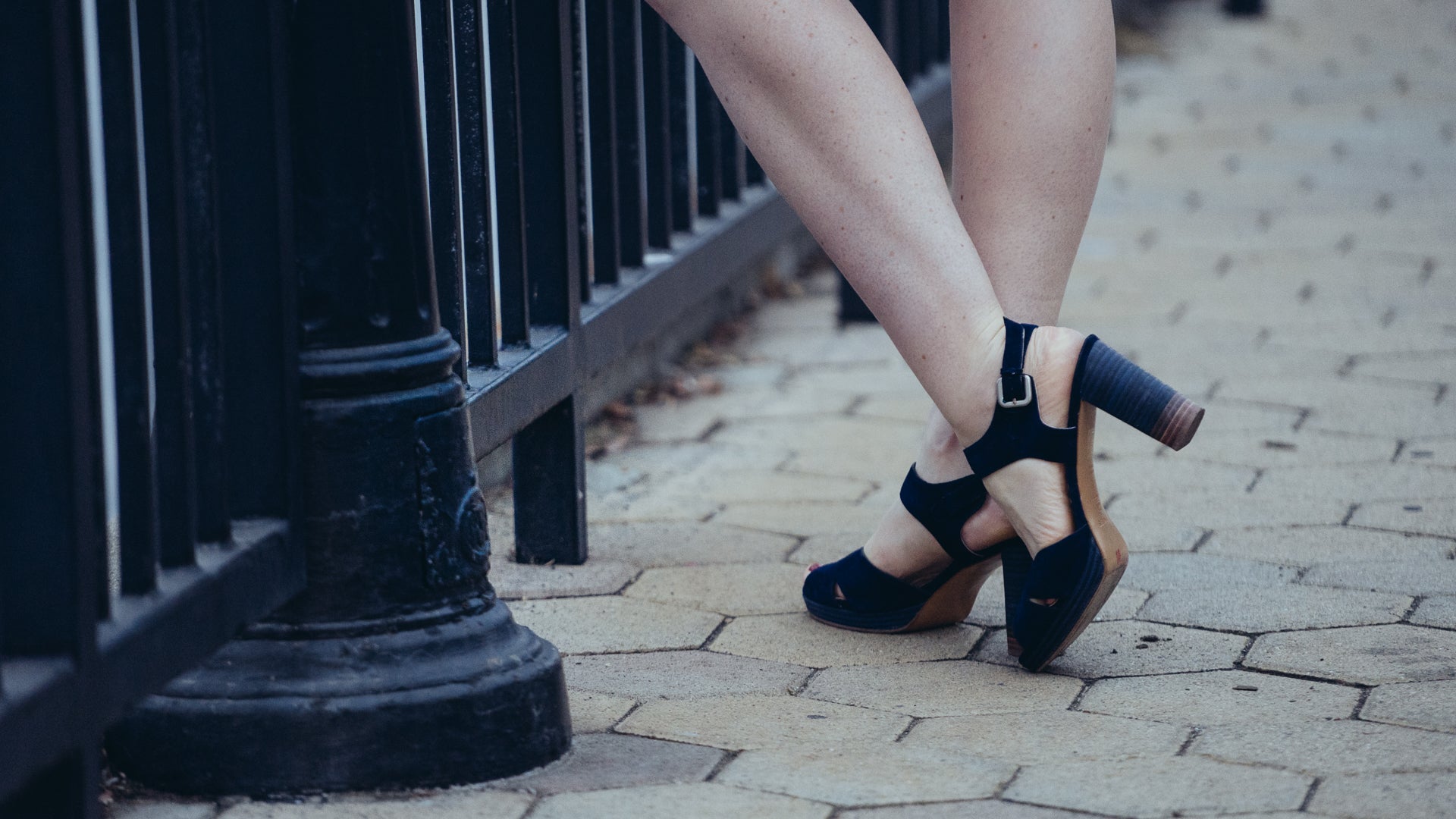 Fashion Blogger Amanda Haxton Styles Comfortable UKIES Shoes With A Vintage Twist