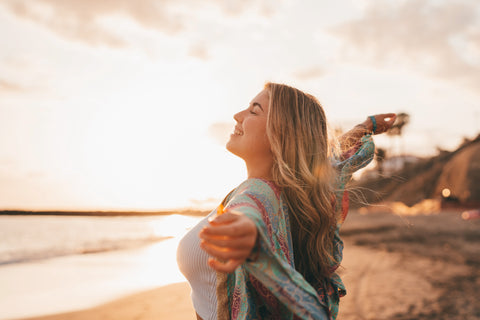 Woman at the beach with open arms happy moments cred-Fabio