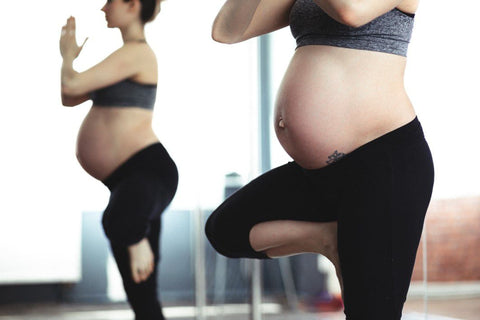 Femme enceinte en posture yoga