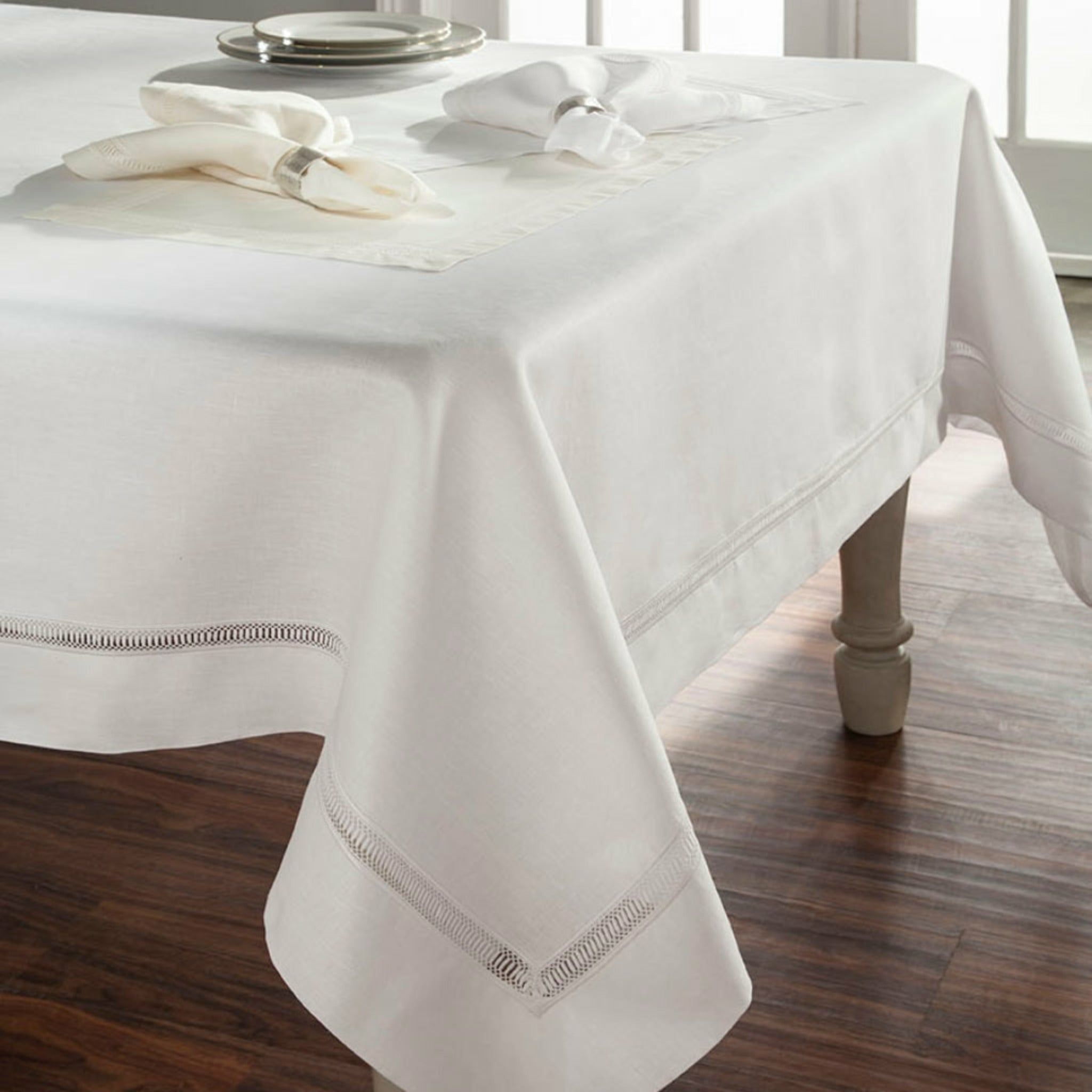 https://cdn.shopify.com/s/files/1/0497/1809/products/Home-Treasures-Doric-Table-Linens-Main-White.jpg?v=1665723863