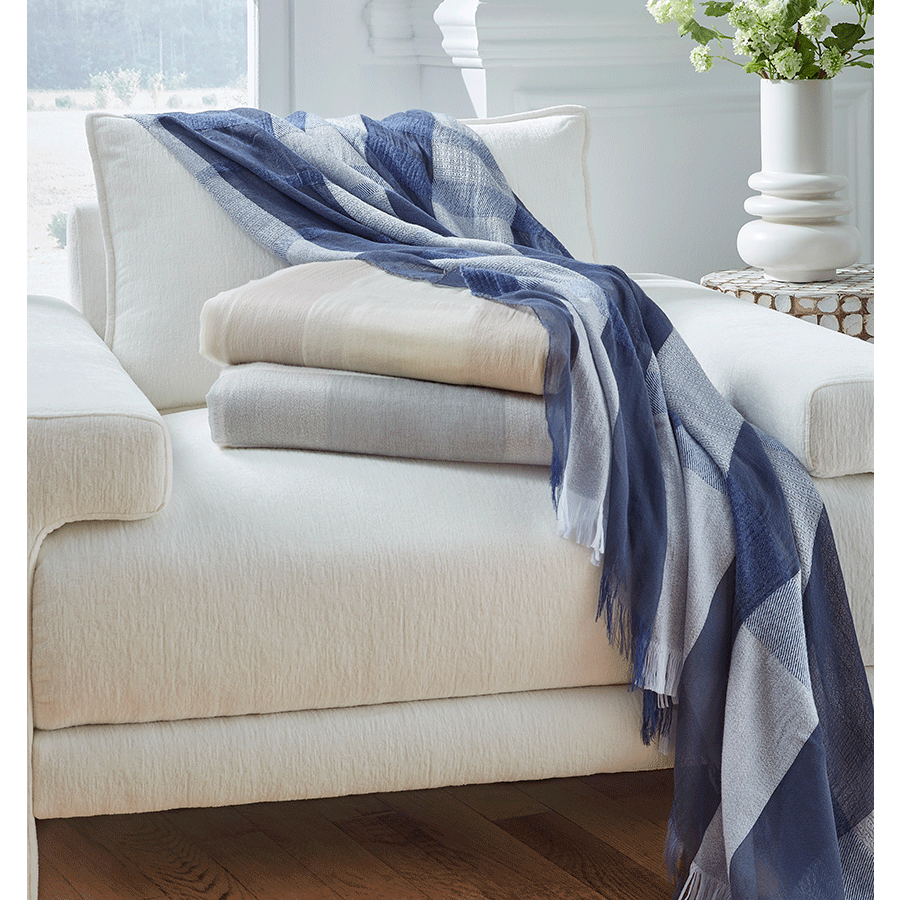 The unique combination of cotton and wool fibers are perfectly woven together to create Sferra Rimini throw blanket