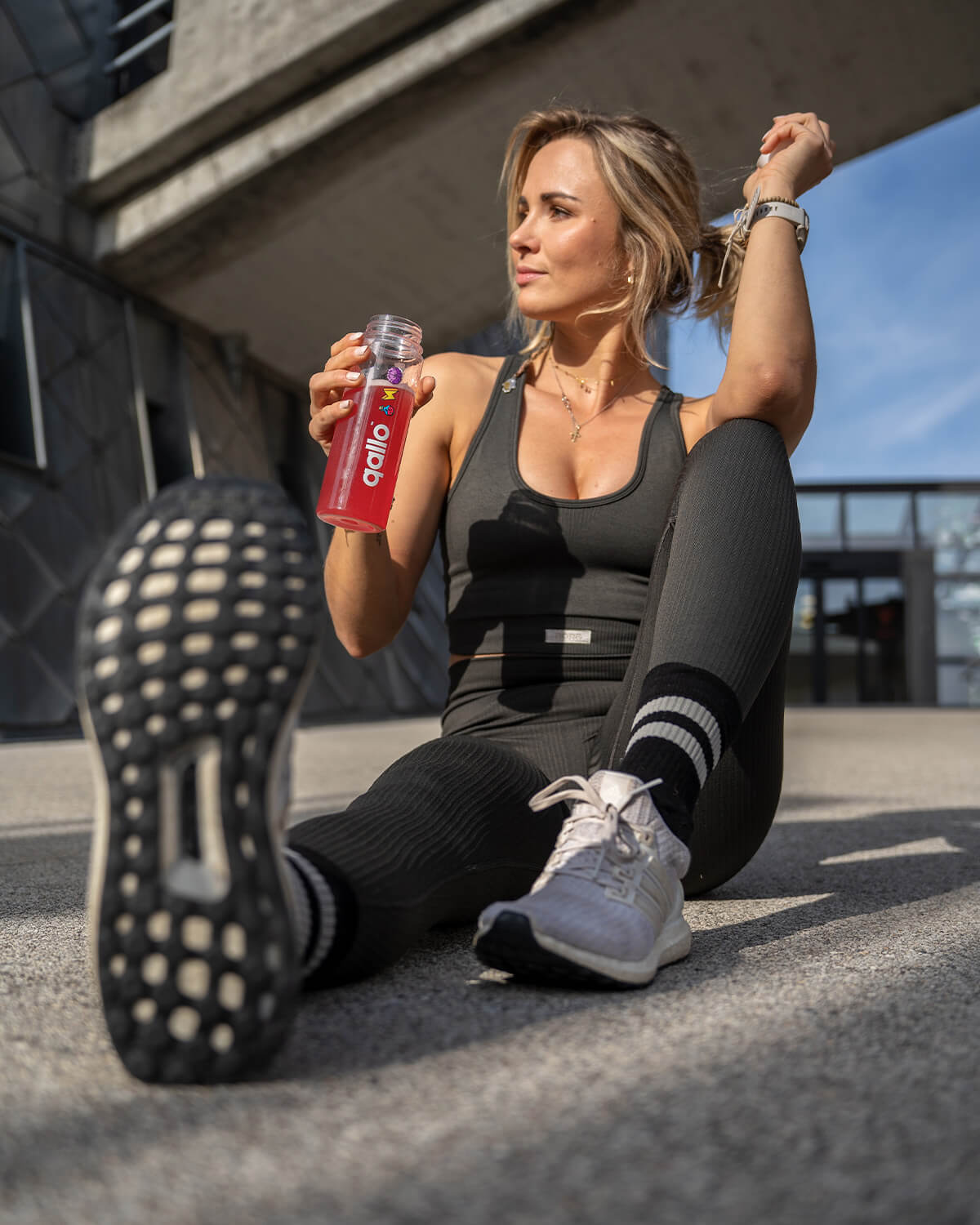 Nele Verheyden holding a Qallo® Shaker in a sports outfit.