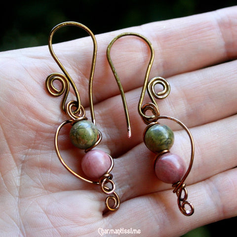Boucles d'oreilles elfiques rose et vert en rhodonite et unakite