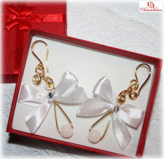 Idée cadeau bijoux femme : Boucles d'oreille blanches et dorées tendance boheme
