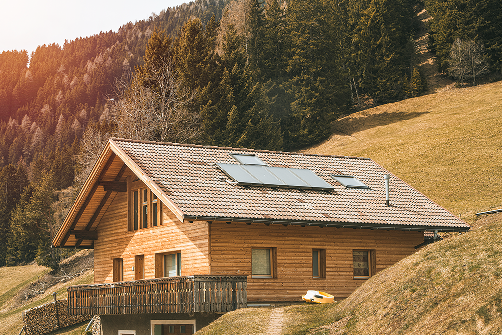 A home seamlessly integrated with solar panels & lithium batteries