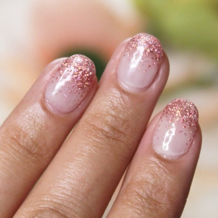 Với thiết kế dễ thương và sáng tạo, bộ dán móng tay rose gold sẽ khiến bạn trông nổi bật và quyến rũ. Vào năm 2024 này, hãy đón chào một mùa hè rực rỡ với phong cách móng tay này.