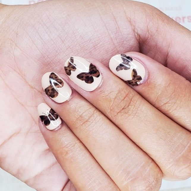 Nail Stickers với hình con bướm màu nâu sẽ giúp cho những chiếc móng tay của bạn trở nên cuốn hút và thu hút sự chú ý của mọi người. Hãy đến với chúng tôi để cùng nhau khám phá thế giới những mẫu sticker móng tay đáng yêu và nổi bật nhất hiện nay.