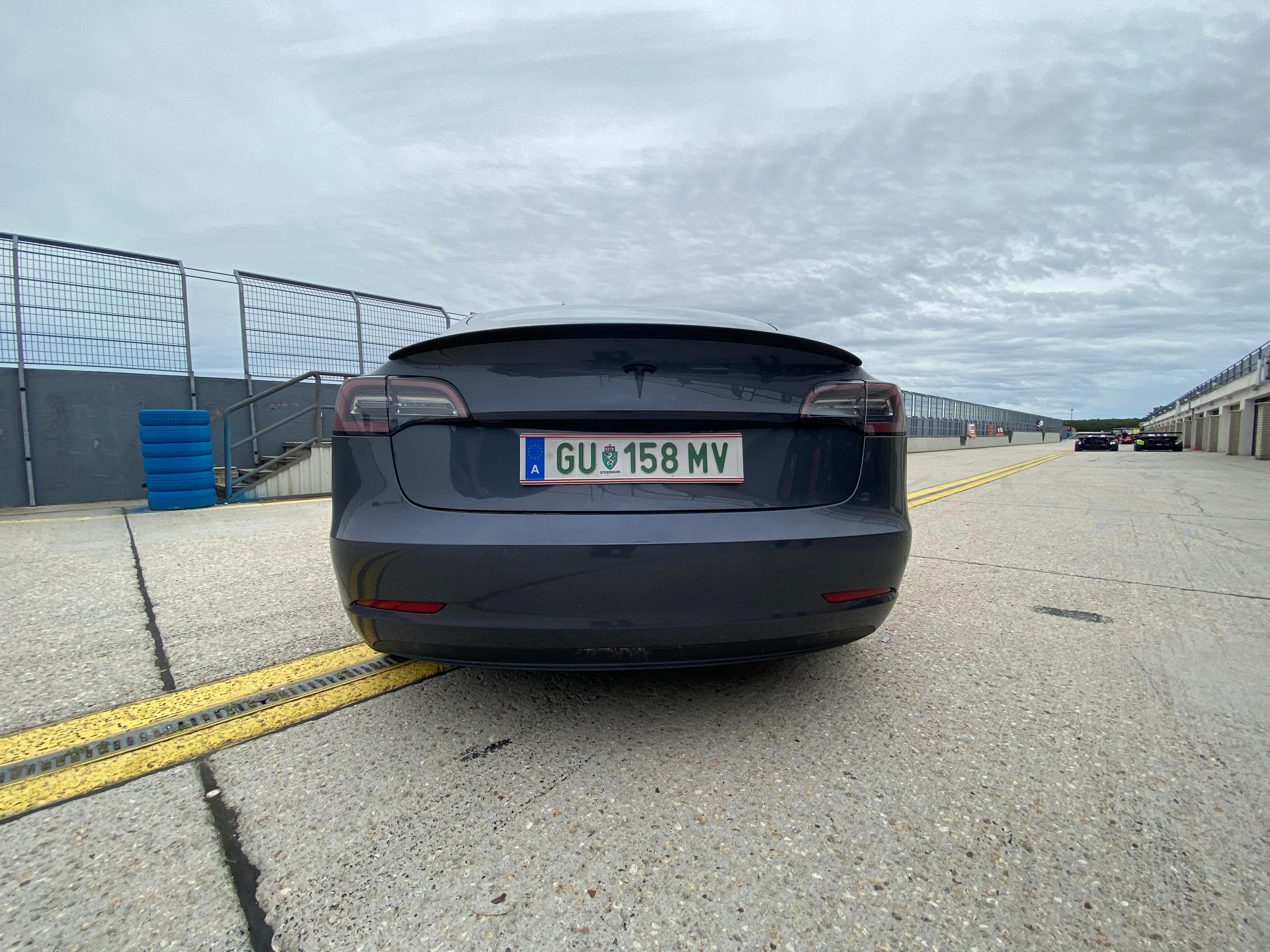 TESLA MODEL 3 PERFORMANCE (2020) - sportfahrer.at - trackdays & coaching - Hotlap