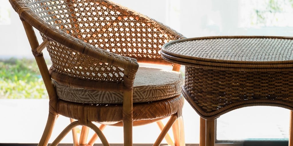 Chaise et table en bambou et en rotin, différence entre rotin, raphia, bambou et osier