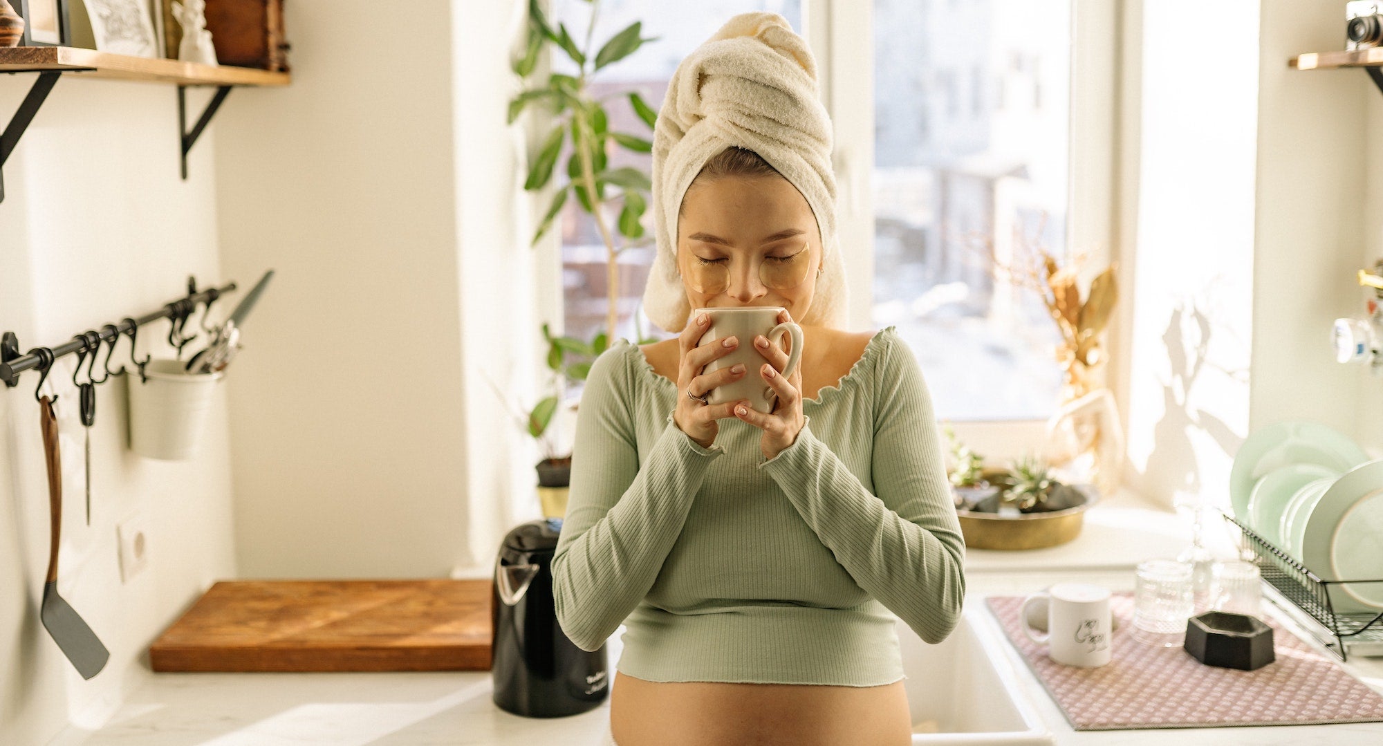 Pregnant women drinking raspberry leaf tea