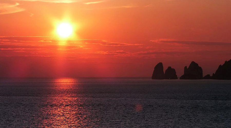 カプリ島の後方に沈む夕日