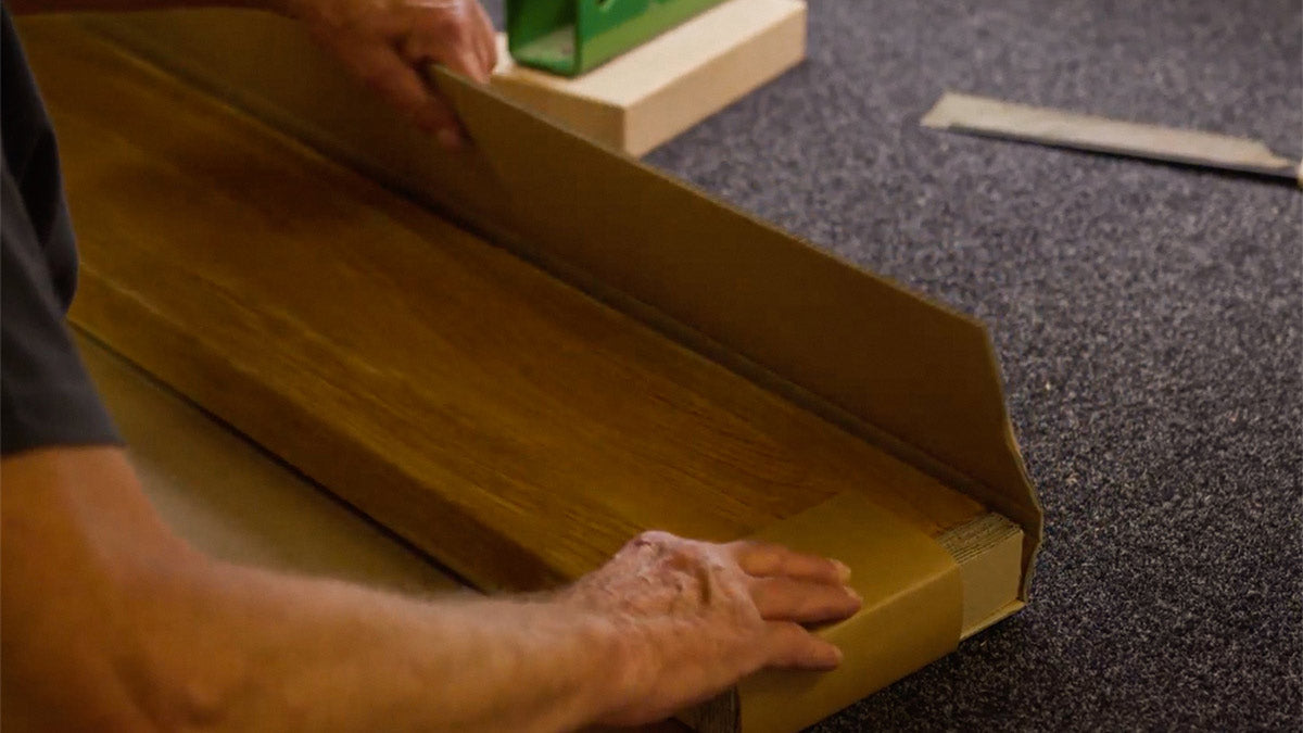 Holzstufen werden in nachhaltigen Karton verpackt