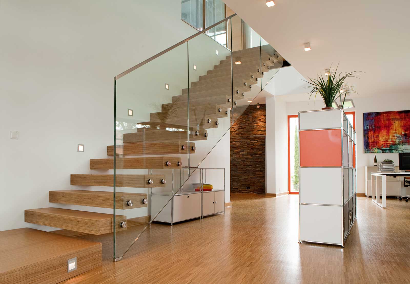 Moderne Kragarmtreppe mit Treppengelaender