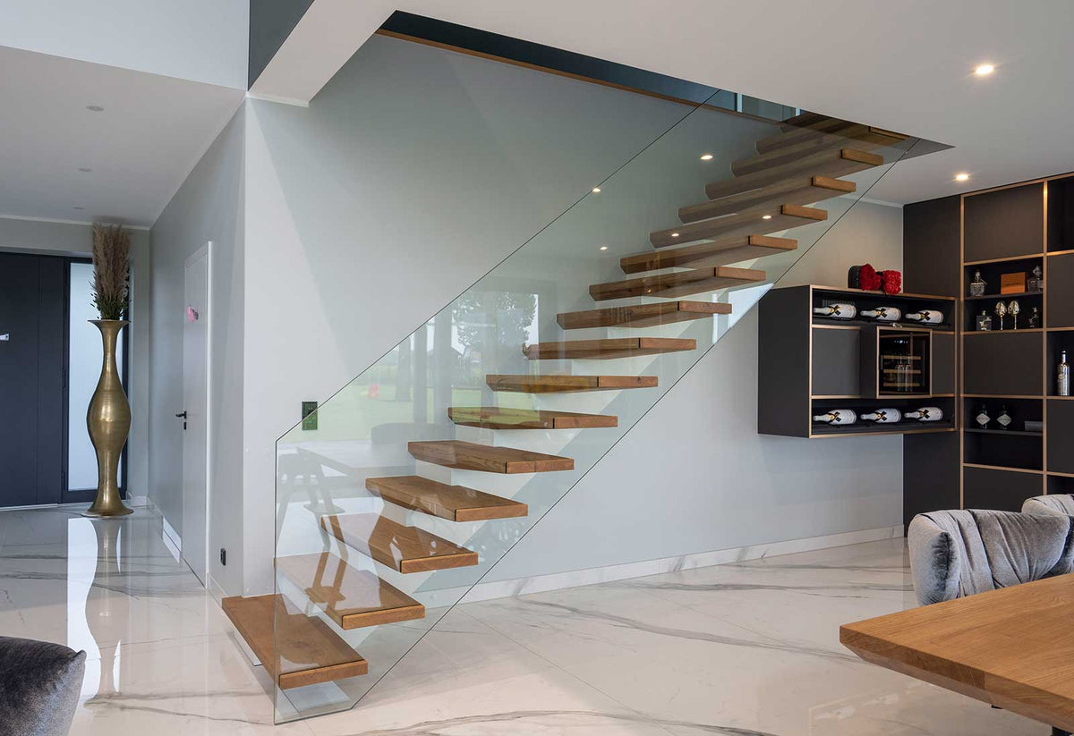 Moderne Treppe mit Glasgeländer